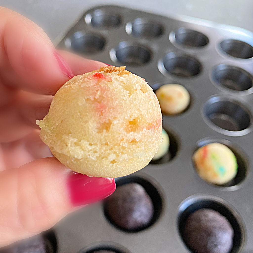 Cómo hacer Pasteles o Bolas de Pastel de Tres Maneras