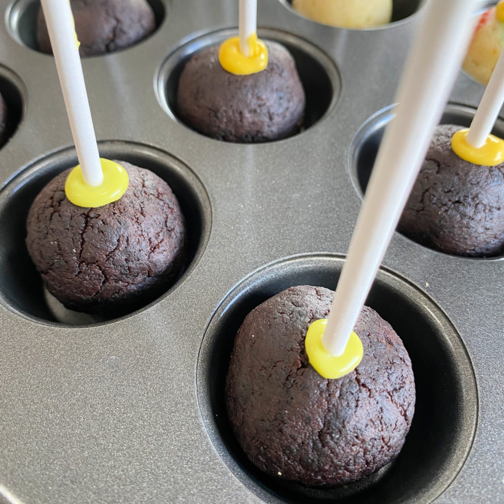 Cómo Hacer Cake Pops o Bolas de Pastel de Tres Maneras