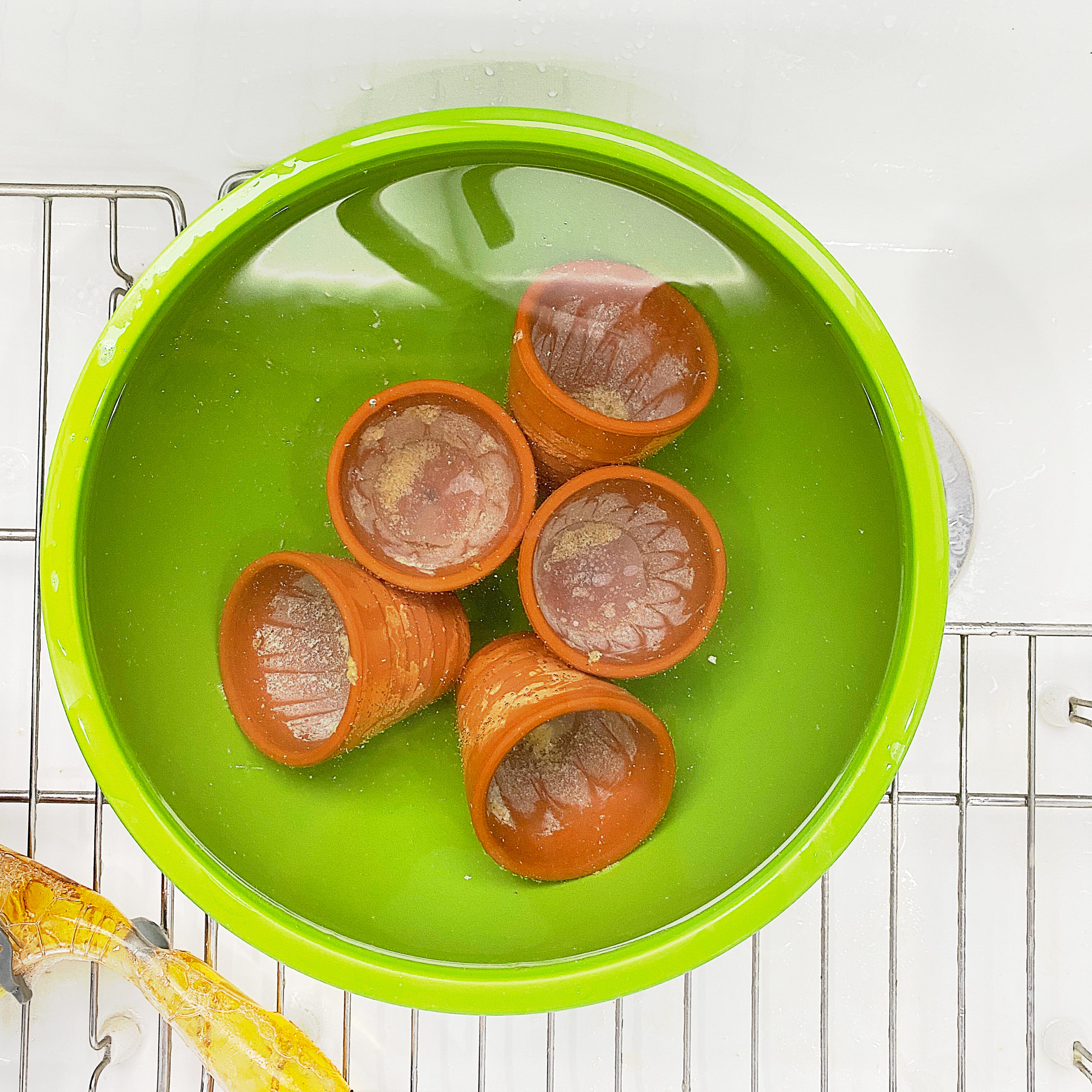 How to Bake in a Clay Flower Pot