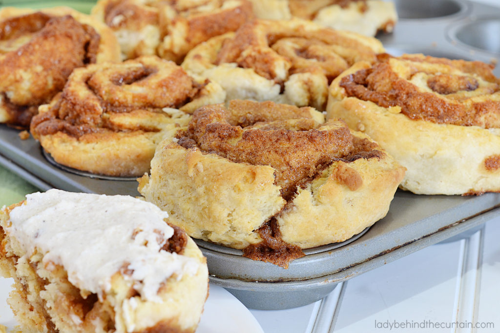 Quick Cinnamon Roll Muffins