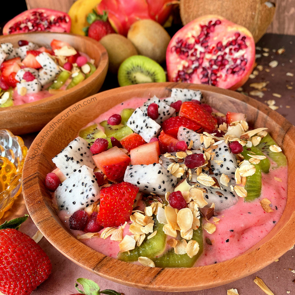 Dragon Fruit Smoothie Bowl