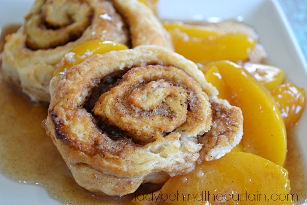 Cinnamon Roll Peach Cobbler