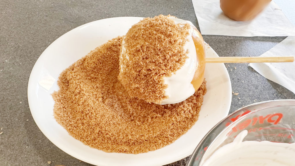 Easy Apple Pie Caramel Apples