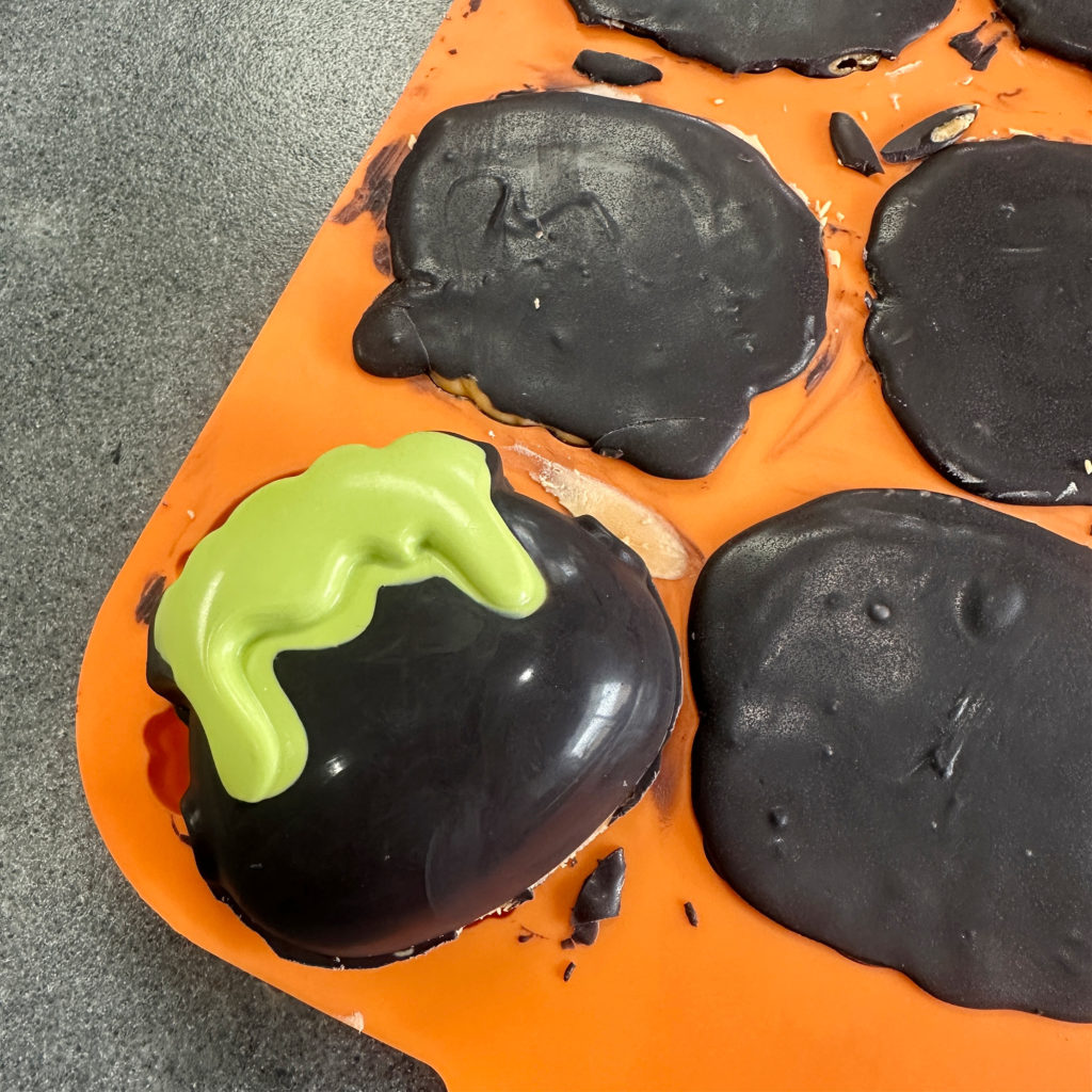 Halloween Cake Pop Cauldron for Beginners