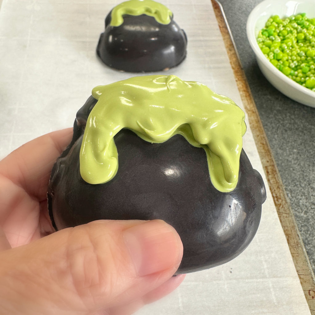 Halloween Cake Pop Cauldron for Beginners