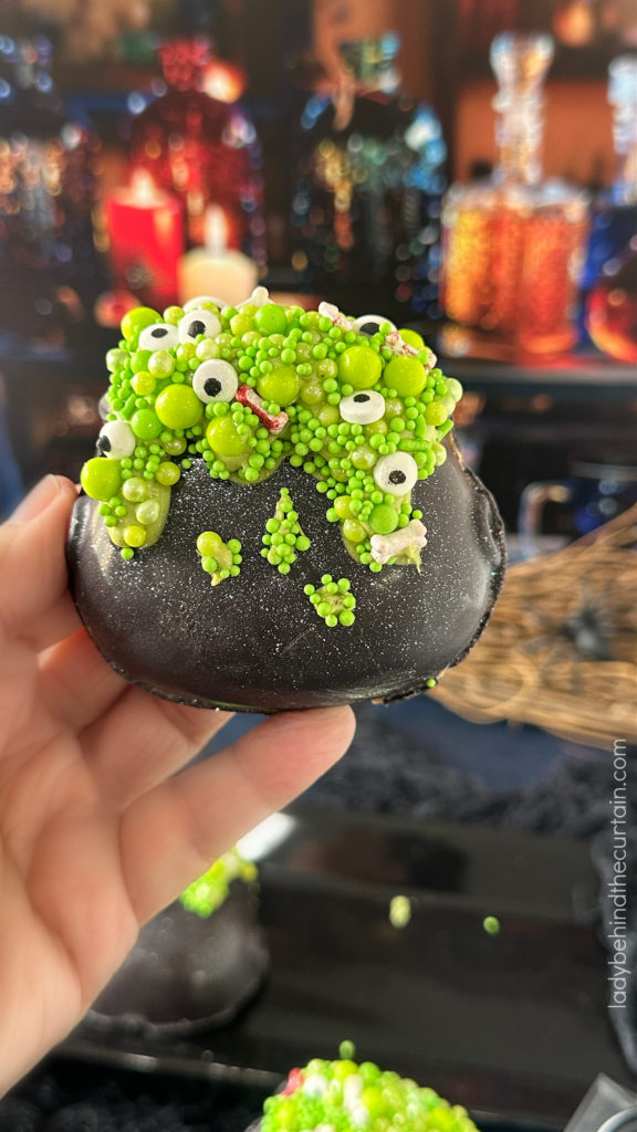 Halloween Cake Pop Cauldron for Beginners