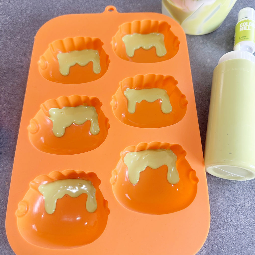 Halloween Cake Pop Cauldron for Beginners