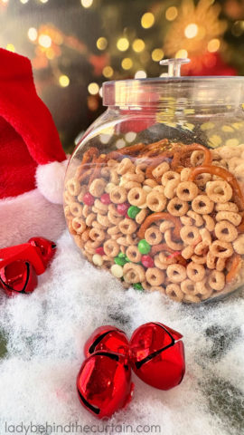 Christmas Eve Reindeer Snack Mix
